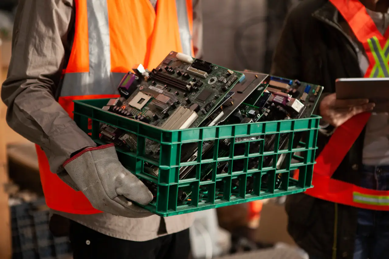 from-scrapped-mobiles-into-precious-metals-how-hindalco-is-transforming-indias-e-waste-landscape-1.webp